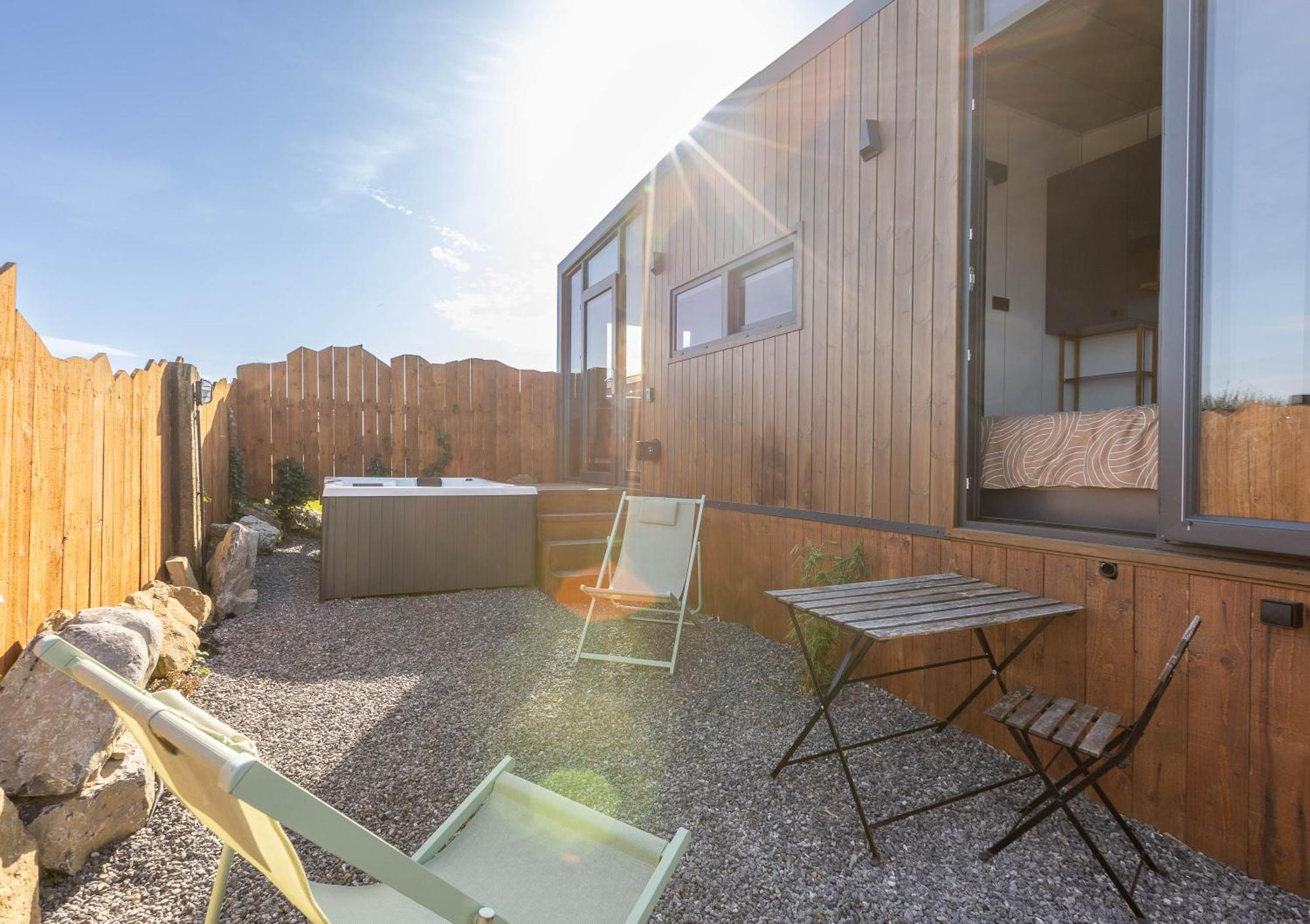 Les Tiny Du Pre Mathy - Logements Insolites Avec Jacuzzi A Profondeville Exterior photo